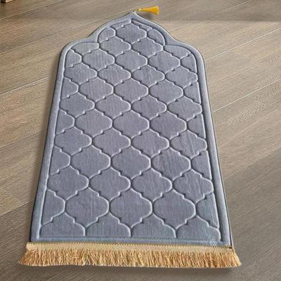 Soft Worship Kneel Travel Prayer Rug Non-slip Prayer Mat Flannel Carpet for Muslim Ramadan Embossing Floor Carpets Portable