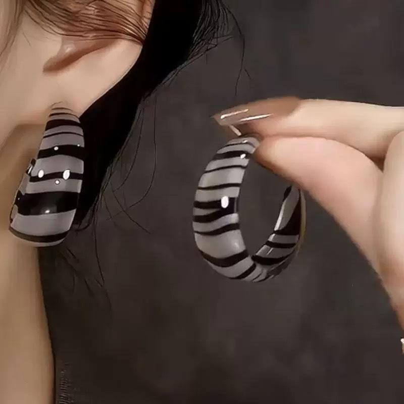 

Exaggerated and unique personalized zebra pattern C-shaped earrings, earrings for women, retro atmospheric wind stud earrings. зебра печати