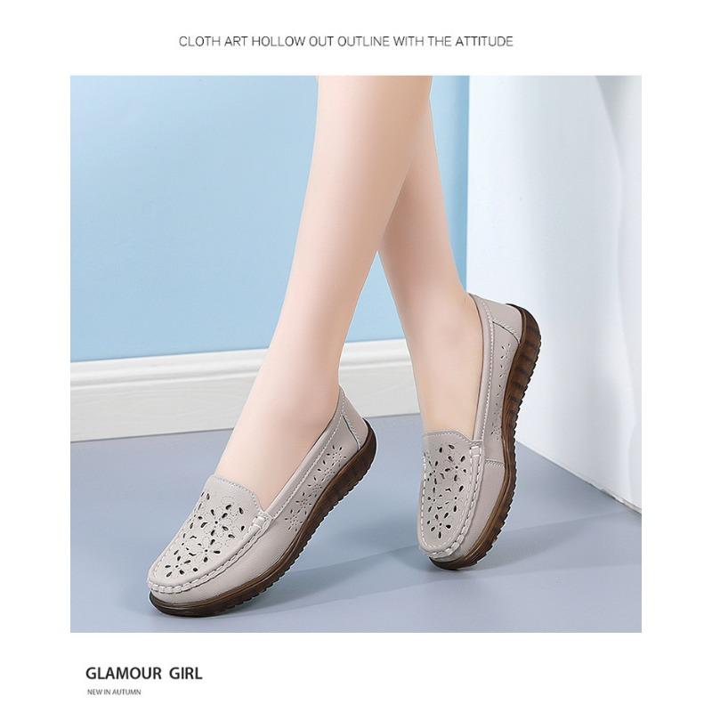 Women's Summer Fashion Outerwear: Versatile, Perforated and Breathable Large-sized Sandals for Middle-aged and Elderly Mothers