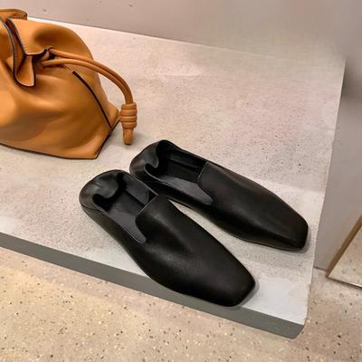 Anti-slip Shoes, A Niche Square-toed Shoe, A Woman Wearing A Single Shoe On One Foot
