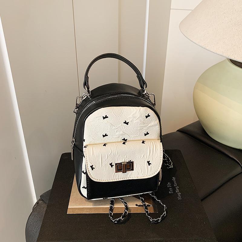 

Модный и популярный женский рюкзак 2025 новый цепочка мини универсальный рюкзак контрастного цвета портабельный маленький школьный рюкзак белый