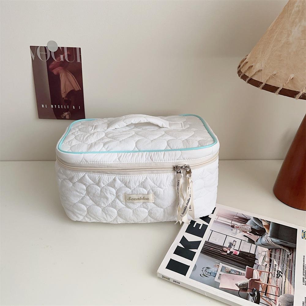 

Color Portable Candy Heart Toiletry Bag Storage Bag Large Capacity Makeup Bag білий