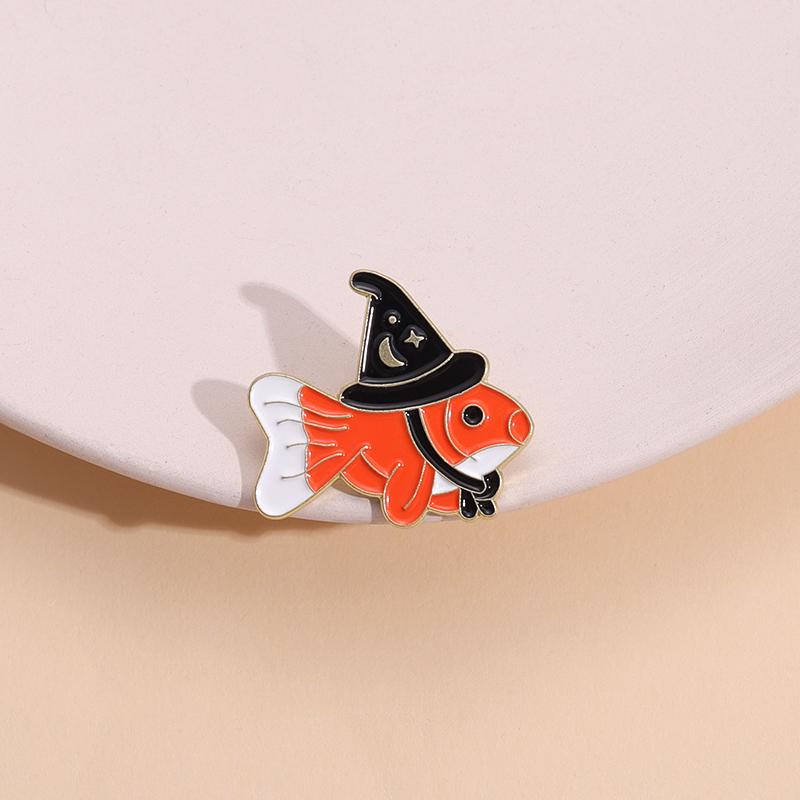 Pin's Émaillés Poisson Rouge Personnalisés Broches Chapeau de Sorcière Col de Chemise Revers Badges Mignons Drôles Animal Sorcier Bijoux Cadeau pour Enfants Amis