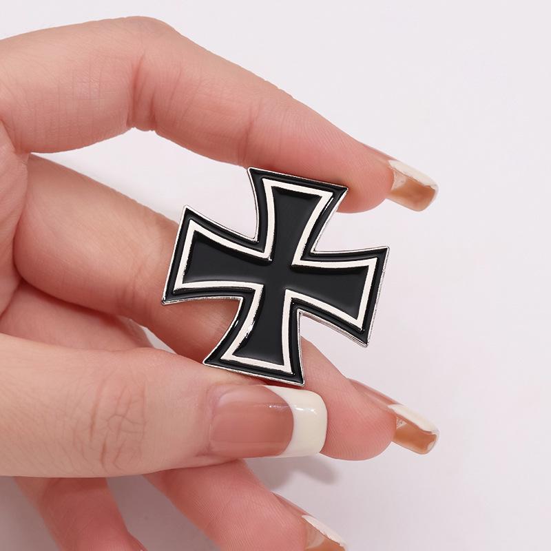 Trendy German Cross Lapel Brooch: Versatile Commemorative Pin with Baking Paint Finish