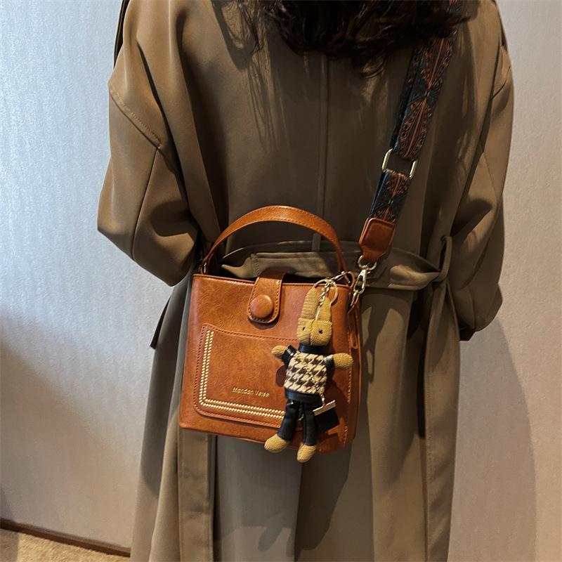 Sac ethnique tendance pour femme - Sac à bandoulière simple et rétro, texture couleur unie et toucher luxueux pour le transport.