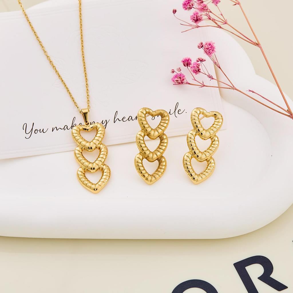 Heart-Shaped Stainless Steel Pendant Necklace: Women's Fashion Titanium Steel Choker Set