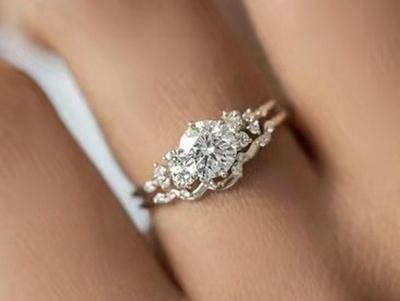 Hecheng Offers Elegant Gold-inlaid White Zircon Rings for Women.