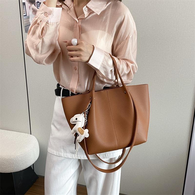 New Commuter Large-Capacity Tote Bag Fashionable And Casual Personalized Shoulder Bag Texture Simple Handbag Women