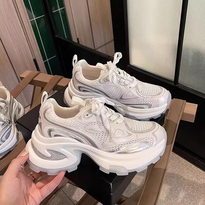 Platform baba ayakkabıları kadın 2025 yaz yeni modaya uygun çok yönlü nefes alabilen file gümüş yükseltici günlük spor ayakkabı