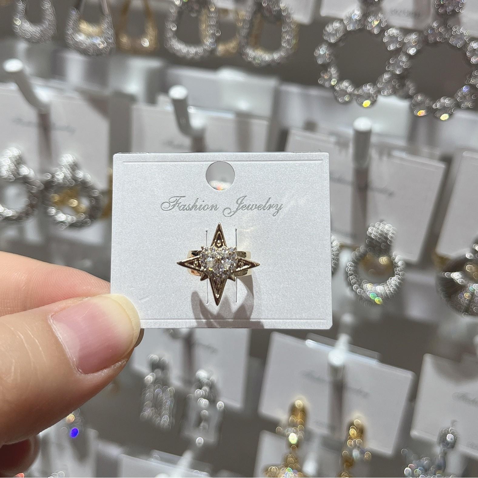 

Micro Inlaid Star Light Niche Design Without Ear Holes, Ear Bone Clip Exquisite Temperament, Star Versatile Ear Clip Earrings золотий