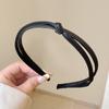 Süßes und cooles PU-Leder Stirnband mit schmalem Rand für Frauen Elegantes einfaches Gesichtswasch-Stirnband Modisches Mädchen Haarband Haar-Access