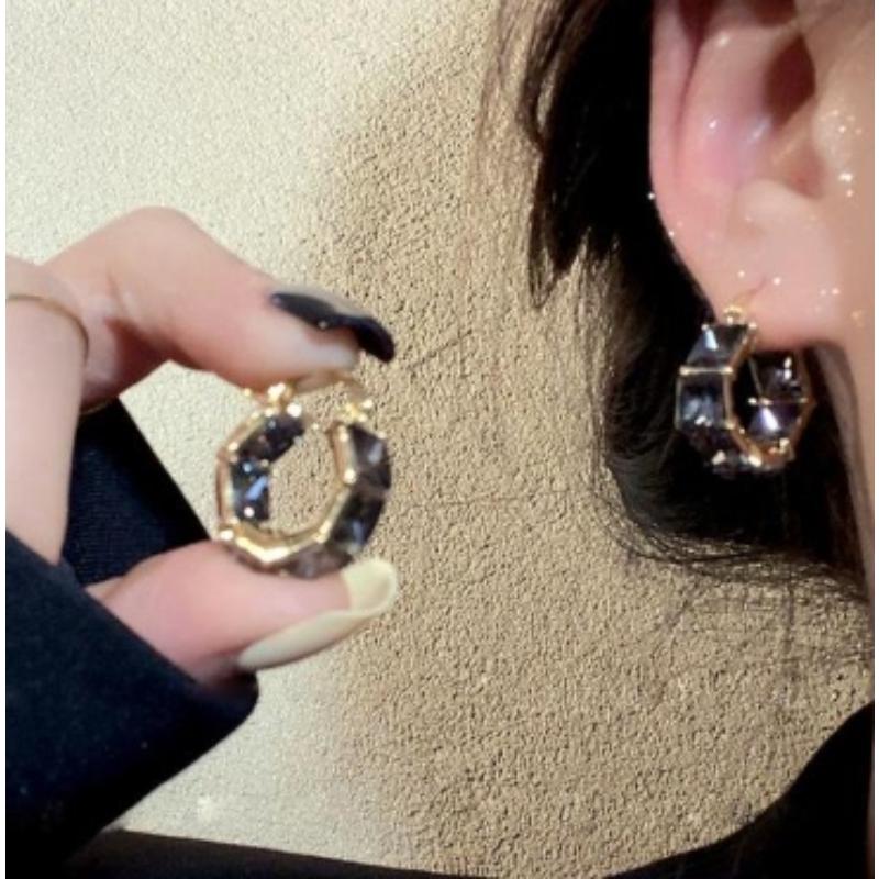 

Advanced Water Drop Element Earrings for Women s Niche Design 2025 New Simple Fashion Popular Cool Style Earrings