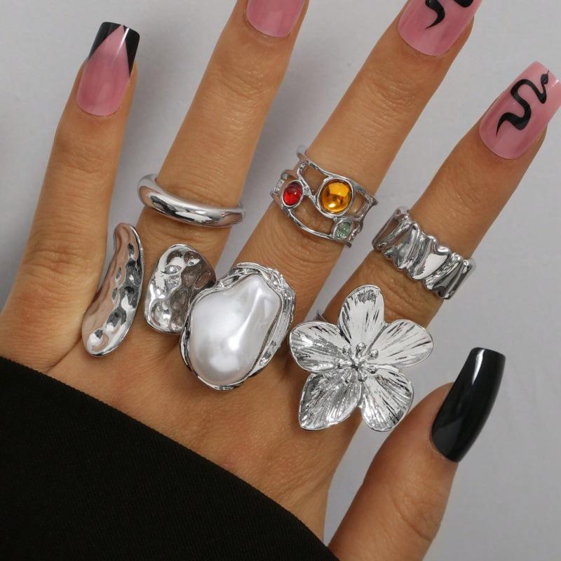 Elegant Baroque Pearl Flower Ring - Retro Light Luxury Metal Design