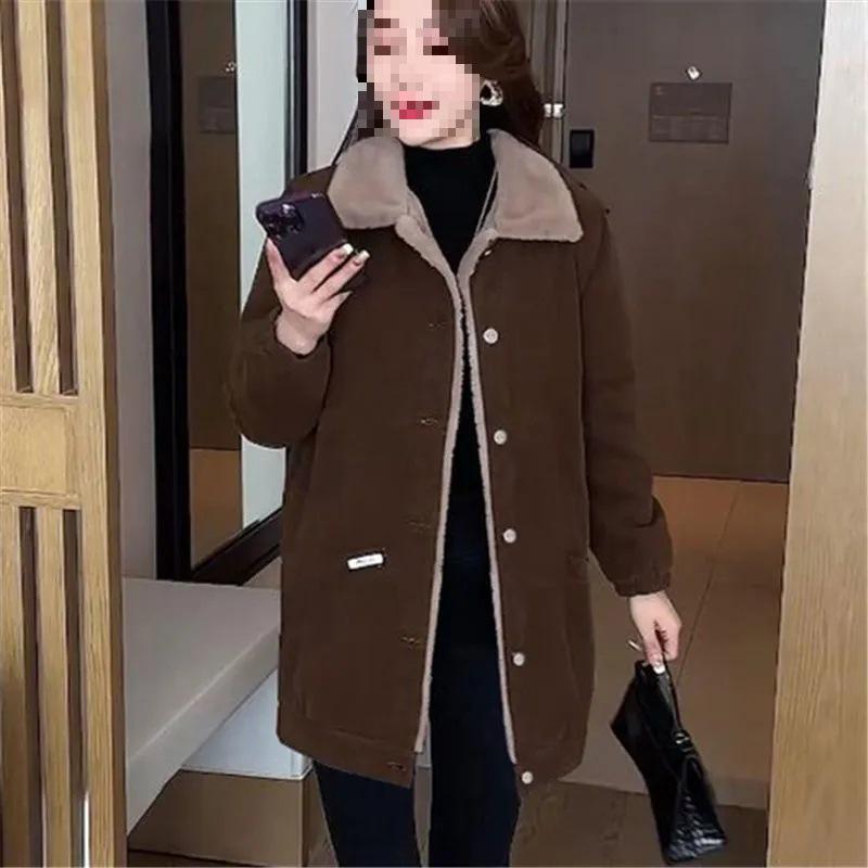 Mid-Length Velvet Plus Size Winter Trench Coat for Women - Stylish and Loose Fit, Perfect for Middle-Aged Mothers.