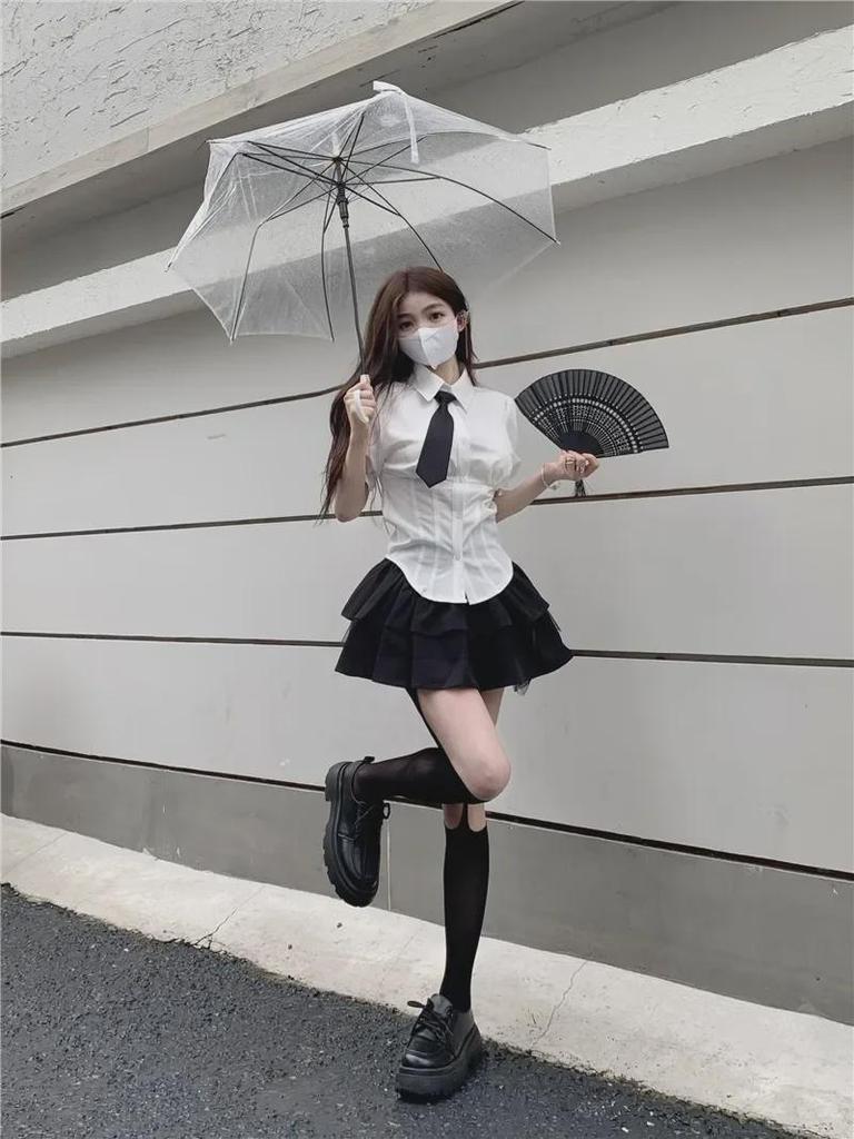 Dámská drobná černá áčková sukně s vysokým pasem přes boky - vysokoškolský styl, léto 2025