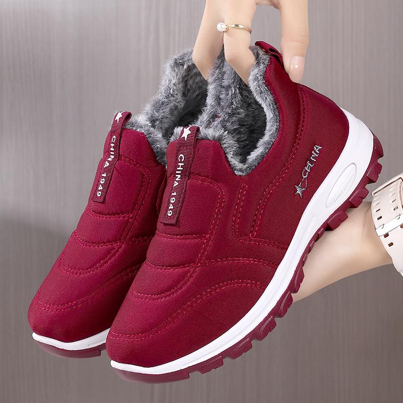 

Старые пекинские тканевые туфли женские зимние бархатные нескользящие утолщенные бабушки среди пожилых людей 2024 новые мамочки термо хлопковые туфли 36