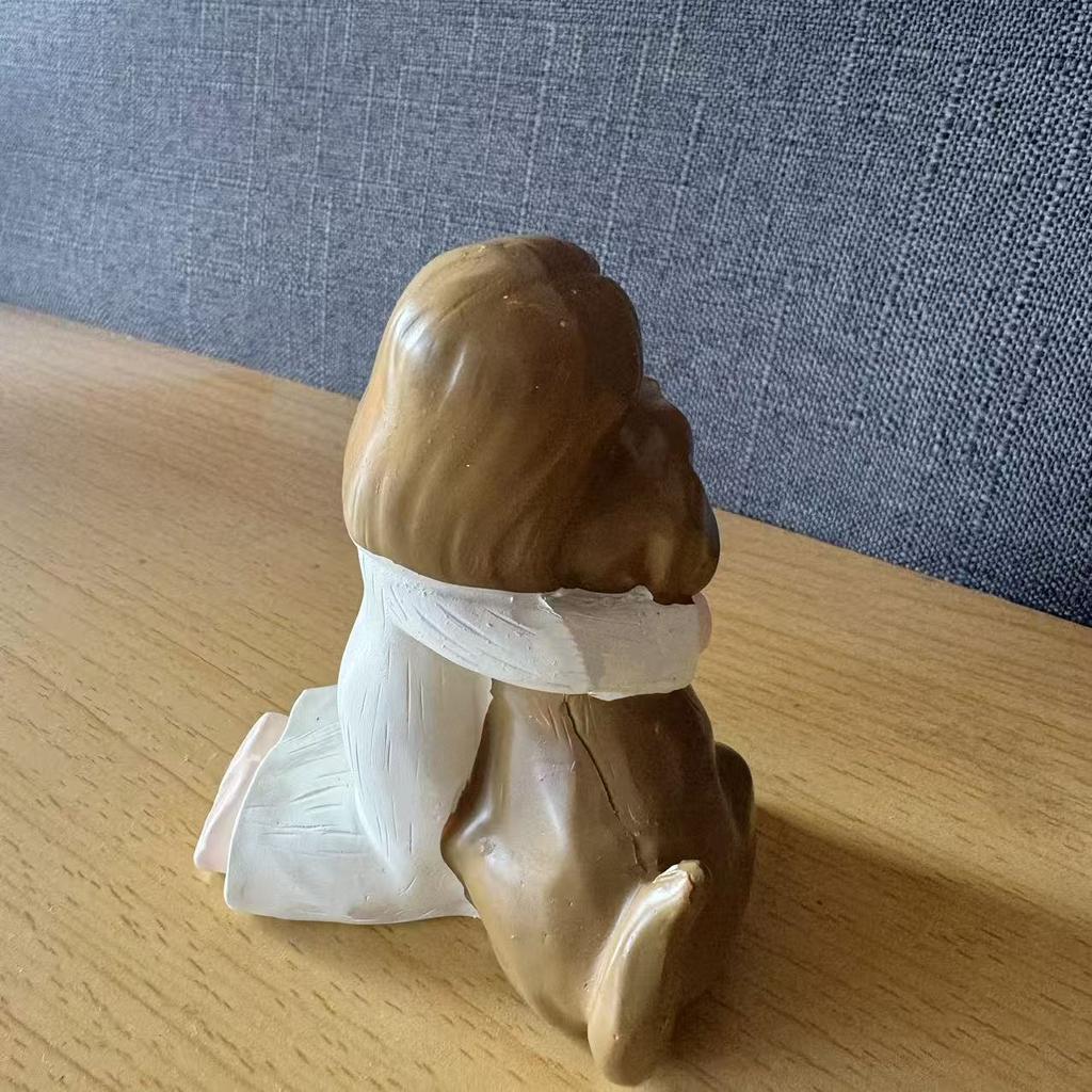 Creative Girl Holding Dog, Light Luxury Desktop Decoration, Resin Handicrafts, Home Decoration Gifts