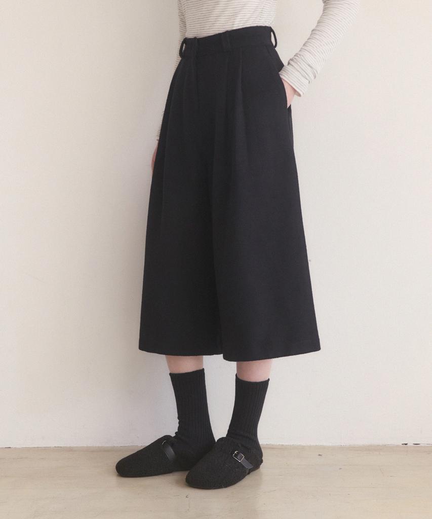 ADAUL Woolen Pintuck Long Burmuda Pants - Black