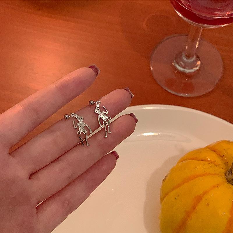 

Женские клипсы-серьги Keria 2024 на Хэллоуин в виде черепов - Нишевые высококлассные украшения для ушей, не требующие пирсинга