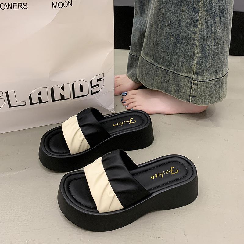 Fashion one-word drag summer casual stepping on shit feeling bread beach 2025 pregnant women new sandals wear women's cool slippers