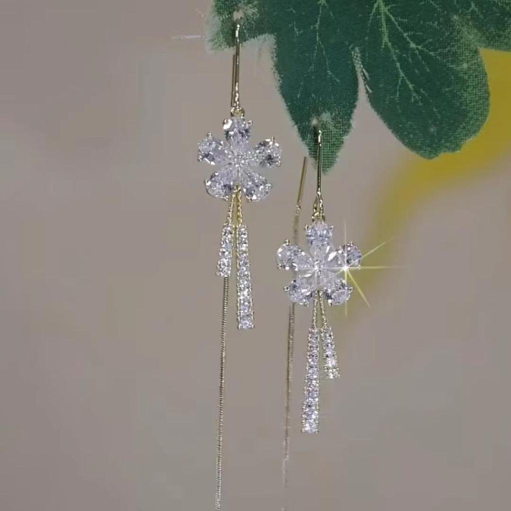 Zirconia Flower Crystal Dangle Earrings: Fashionable Luxury Korean Design with Silver Needle