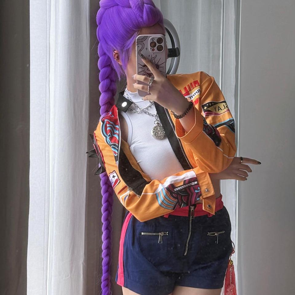 Synthetische Cosplay-Perücke Damen Lila Vollkopfperücke mit einzelnem Pferdeschwanz Geeignet für Halloween und Weihnachts-Cosplay