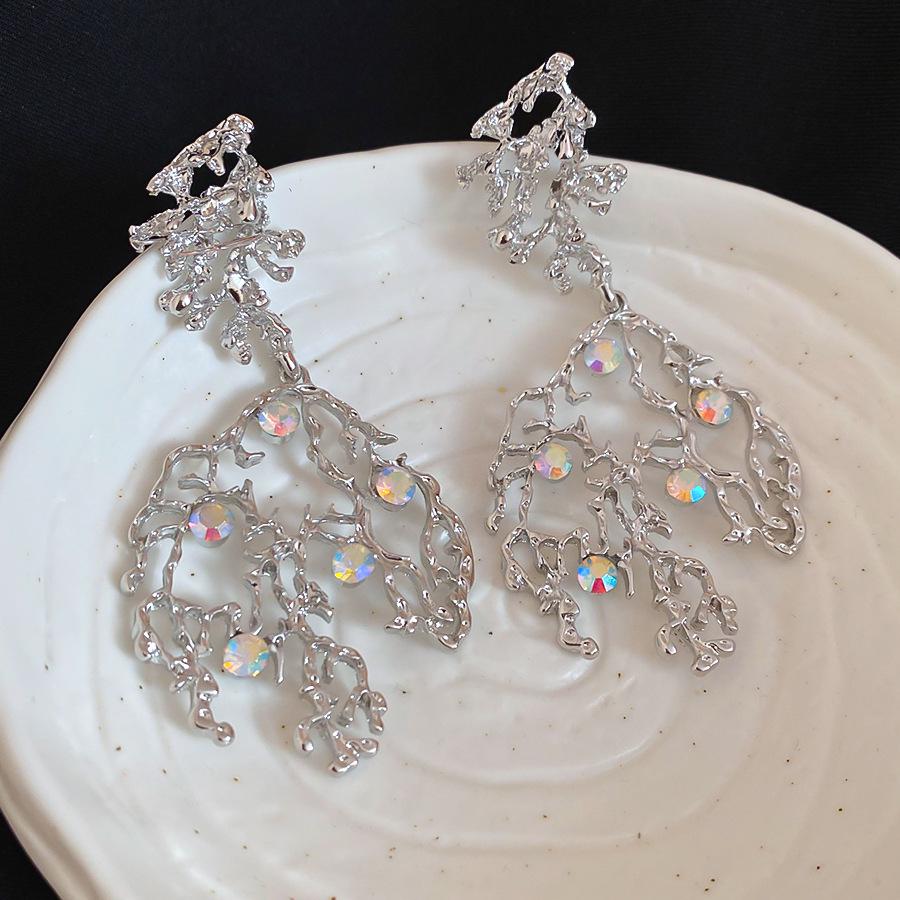 Silver Needle Rhinestone Pleated Leaf Earrings - Luxury High-End Studs, Fashionable and Unique Design.