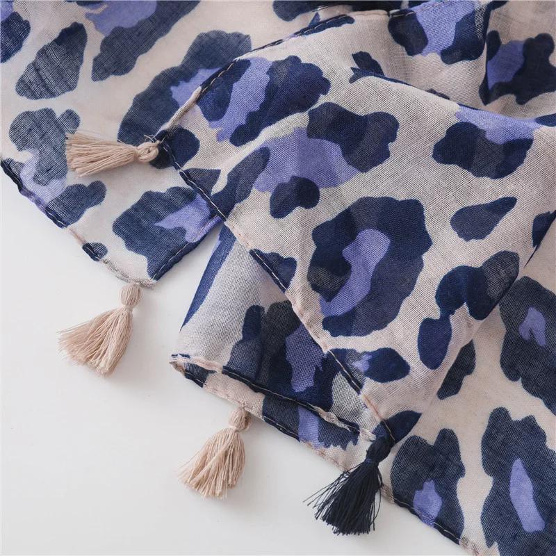 Schal aus Baumwolle und Leinen mit Leopardenmuster und Pelzkante - Vielseitiges Damen-Tuch & Halswärmer für Winter, Frühling und Herbst.