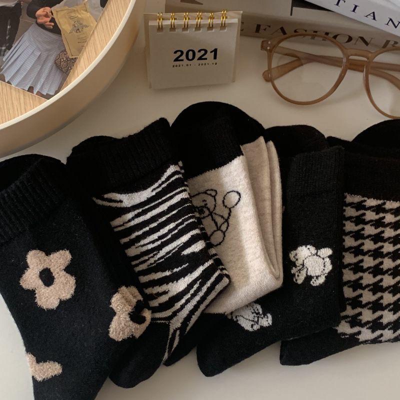 Damen Schwarze Blume Bär Karomuster Wadenlange Socken - Niedlich, Warm, Gerüscht, Perfekt für Frühling und Herbst
