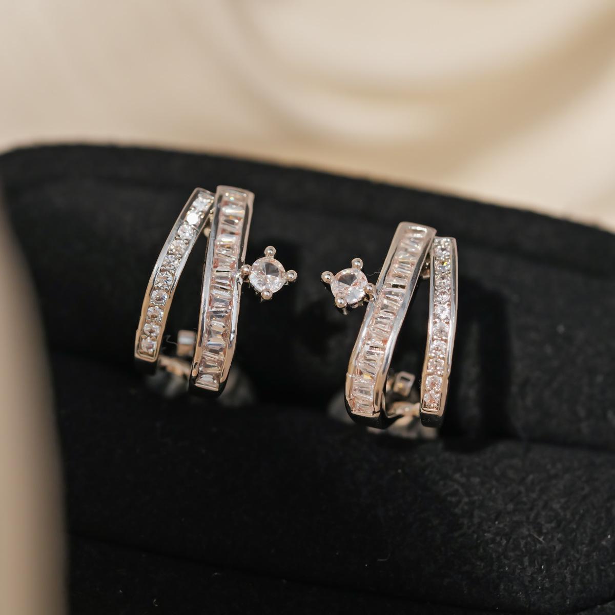 18K Gold Plated Zircon Double Layer Ear Cuff: Simple, Fashionable, High-End Earrings with a Light Luxury Feel.