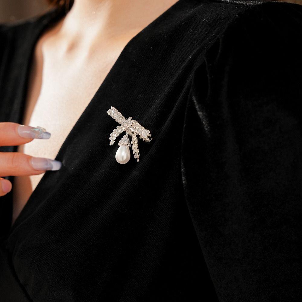 Korean Style Suit Collar Pin Badge Rhinestone Brooch Fashion Rhinestone Butterfly Brooch  Daily