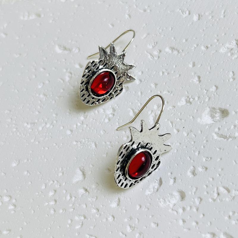 Charming Vintage Strawberry Pendant Earrings: Cute & Elegant Ear Jewelry for Women