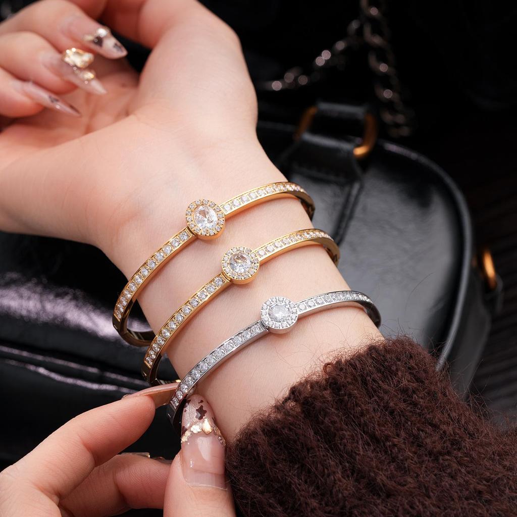 Stainless Steel Zircon Round Buckle Bangle: Luxury Fashion Bracelet for Versatile Wear.