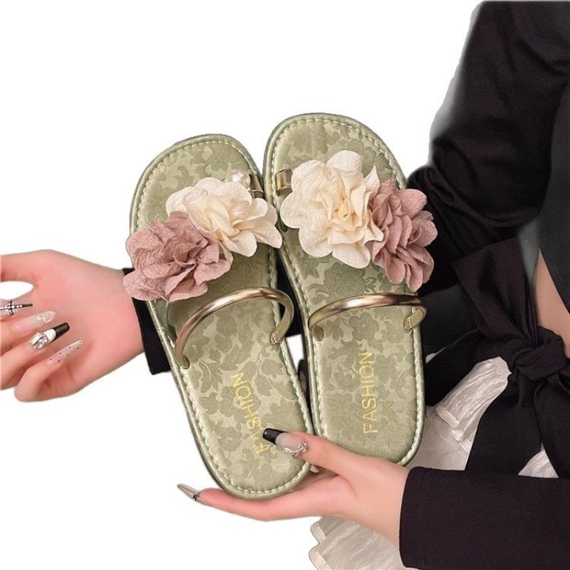 The New Style of Shoes, Fashionable and Durable Flip-flops, Are Perfect for Women's Home Use