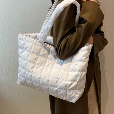 1 Stück minimalistische, gesteppte, bauschige Tragetasche, Umhängetasche mit großem Fassungsvermögen, trendige, gepolsterte Schultertasche für Frauen für den täglichen Weg zur Arbeit