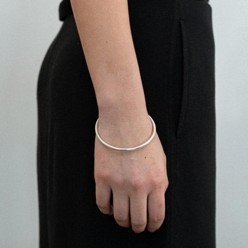 EEY Classic Circle Bangle