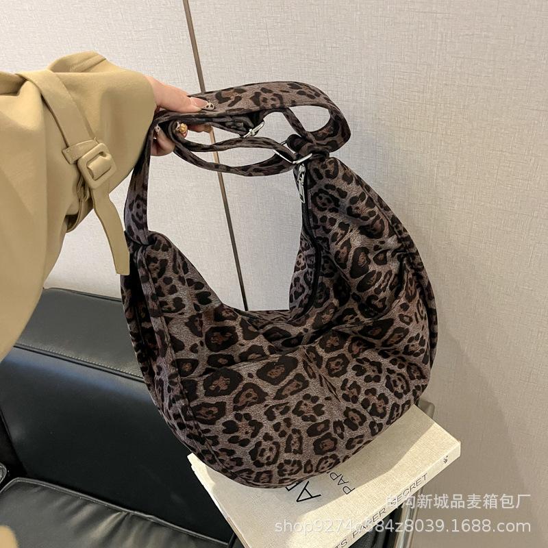 

Daily simple and lazy style retro leopard print tote bag 2025 autumn and winter new large-capacity temperament shoulder messenger bag сірий колір