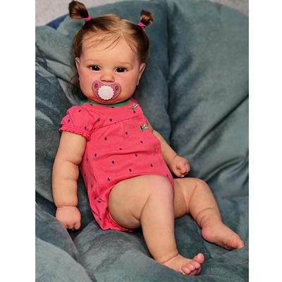 60 cm-es Reborn Toddler Népszerű cuki lány Maddie baba kézzel gyökerező hajjal, puha ölelhető testtel, kiváló minőségű baba
