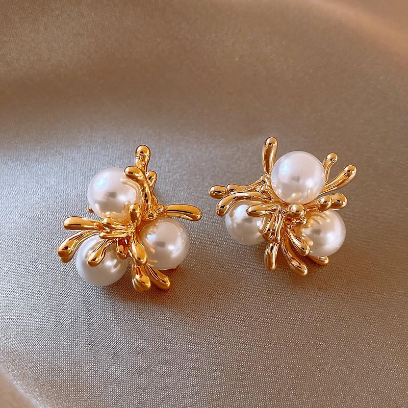 French Retro Pearl Flower Stud Earrings - Stylish and Unique High-End Ear Jewelry