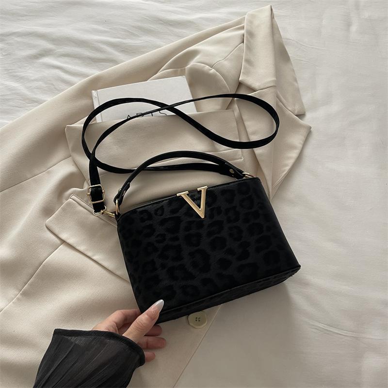 Shoulder Bag Fashion Handbag Crossbody Bag Large Capacity Casual Bag Simple Bag Alphabet Bag Leopard Print Bag