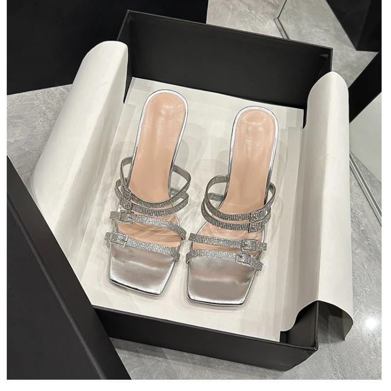 Damen Übergröße Hausschuhe Strasssteine Dünne Absätze Gürtelschnalle Schuhe Damen Kleid Quadratische Zehen Sommer Mode Zapatillas De Mujer