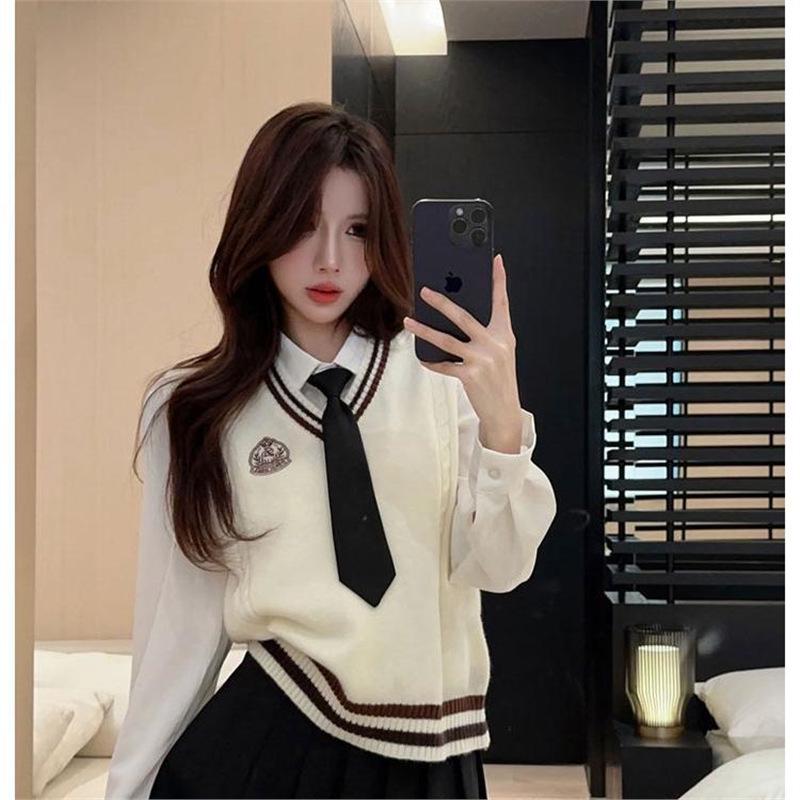 

Женский вязаный жилет в корейском стиле, однотонная рубашка и мини-юбка плиссе с высокой талией, комплект из 3 предметов Medium