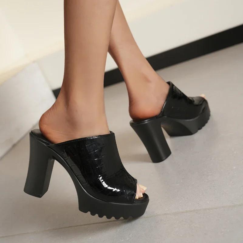 Vends de nouvelles pantoufles pour femmes à la mode à semelle épaisse, chaussures de soirée gladiateur pour femmes, sandales à talons hauts, chaussures à bouche de poisson à talons hauts