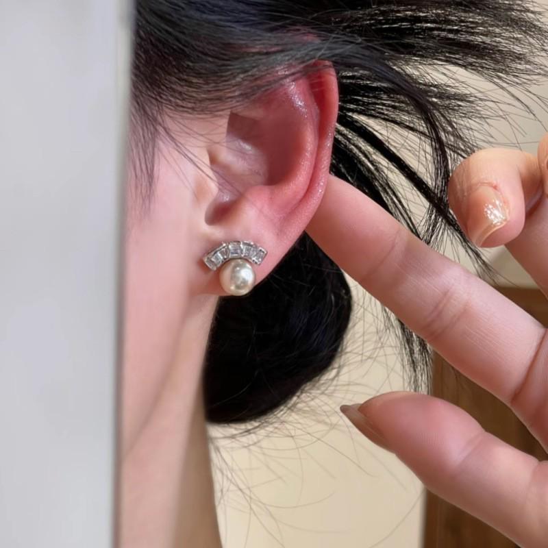 Exquisite French Zircon Pearl Stud Earrings: Elegant Niche Design for Women