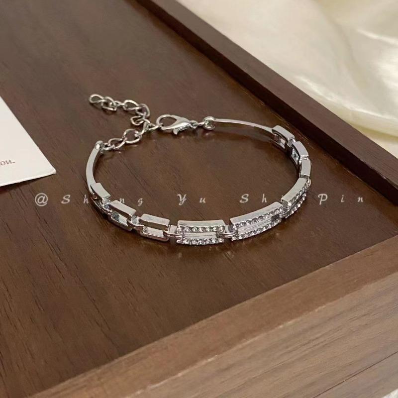 The New Spirit Snake Flash Diamond Bracelet Has a Sense of Design, Niche Temperament, Simple High-value and Versatile Retro Bracelet.