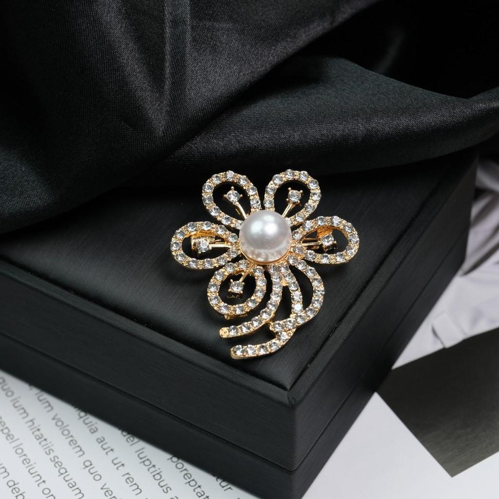 Retro Flower Pearl & Diamond Alloy Brooch Pin
