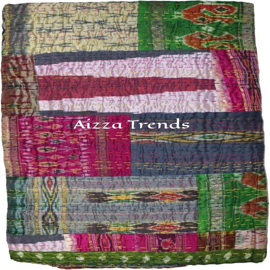 Aizza Trends Handgefertigte Patchwork- und Patola-Arbeit Kantha-Quilt aus reiner Baumwolle - Traditionelle indische Tagesdecke - Vintage Baumwollseide Sari-Quilt