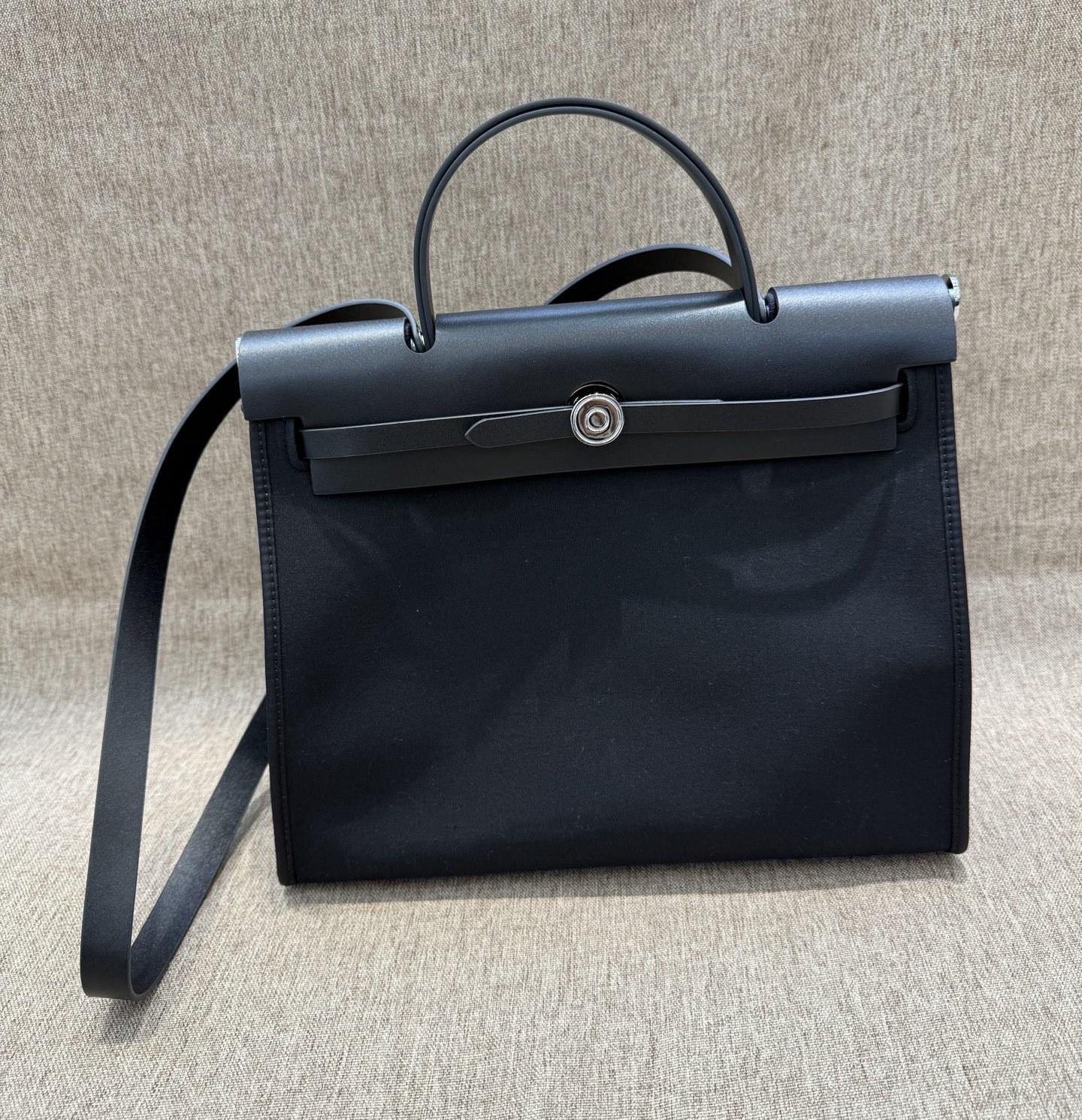 

Новый продукт Кожа теленка Сочетающаяся кисточка Сумка-мессенджер Herbag* Многофункциональная Универсальная Практичная Одинарный кожаный ремешок Сумка через плечо Двойная кожаная сумка 31x11x26cm чёрный