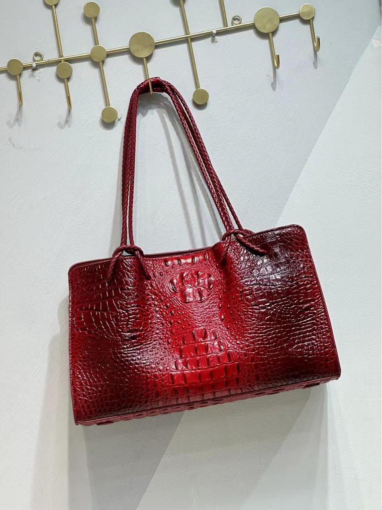 Crocodile Pattern Leather Tote: 2025 Large Capacity Handbag, Single Shoulder or Underarm Bag for Women.