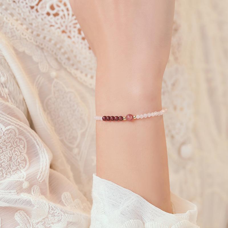 Extremely fine 2mm strawberry crystal powder crystal bracelet, ultra-fine stacking design, niche temperament bracelet, exquisite jewelry.